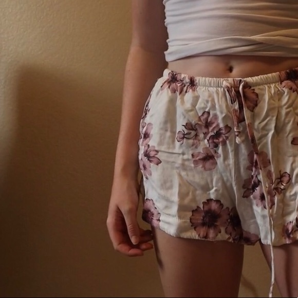 brandy melville flowey shorts - Picture 3 of 5
